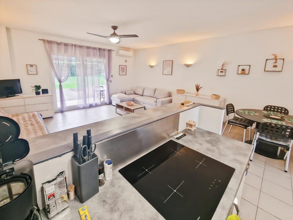 Communal lounge/ TV room, TV and multimedia, Kitchen or kitchenette, Dining area