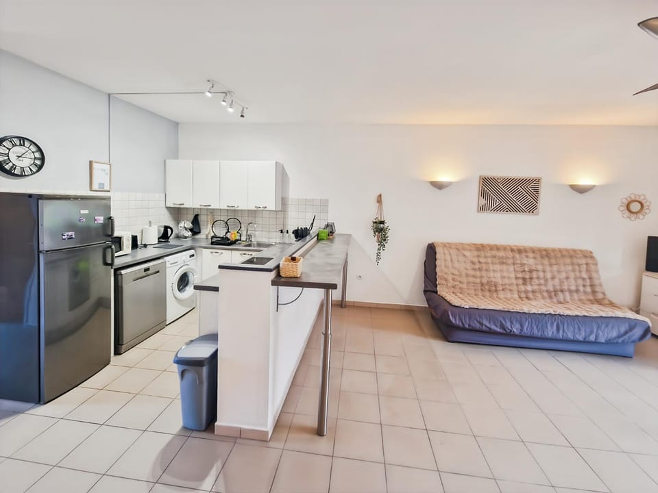 Kitchen or kitchenette, dishwasher, oven, pet friendly, stove, toaster