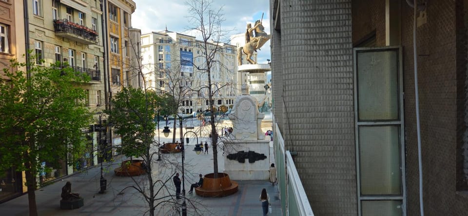 Landmark view, Location