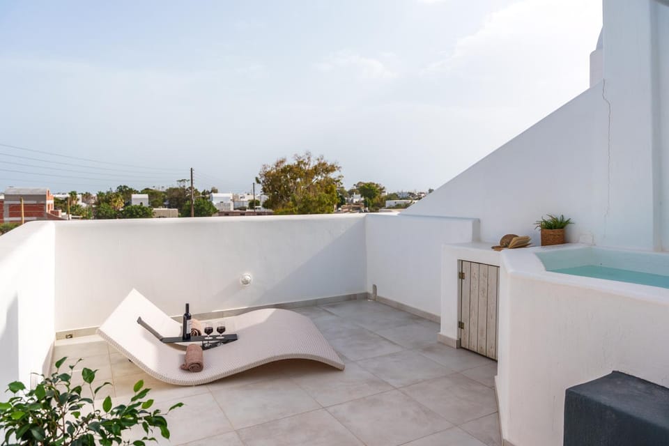 Perissa Libero Suites-Private Jetted Tub- Adults Only Apartment in Perissa