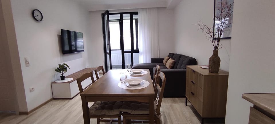 Communal lounge/ TV room, TV and multimedia, Living room, Seating area, Dining area, Evening entertainment