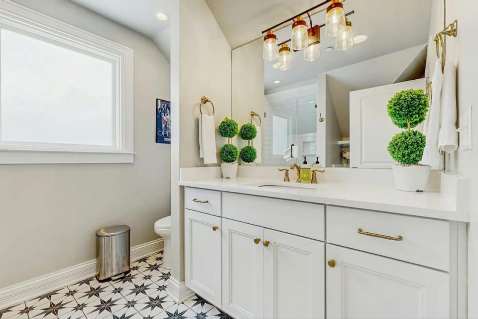 Modern Downtown Escape Modern Decor Fast Wifi Apartment in Nashville