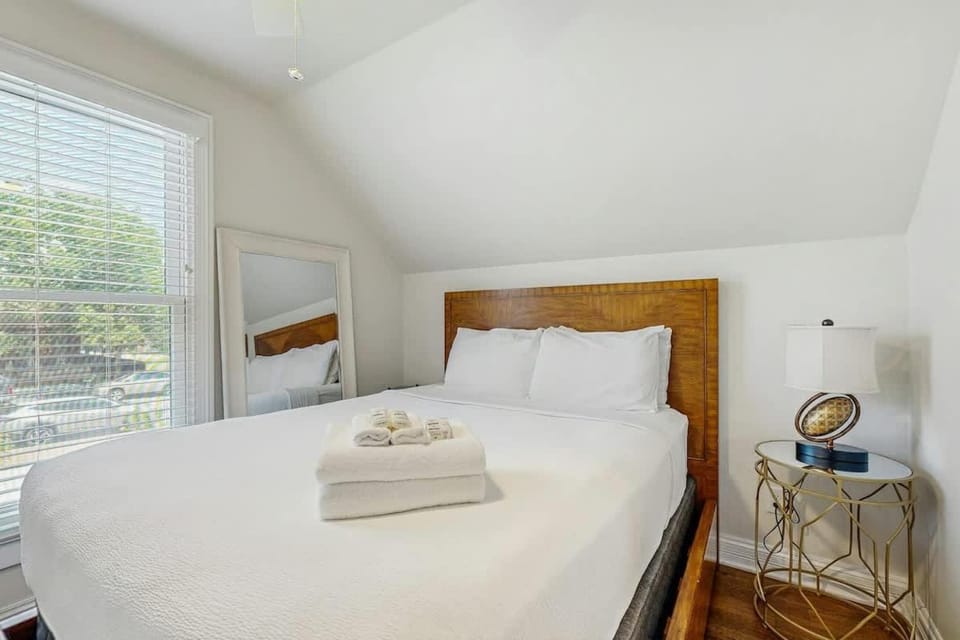 Modern Downtown Escape Modern Decor Fast Wifi Apartment in Nashville