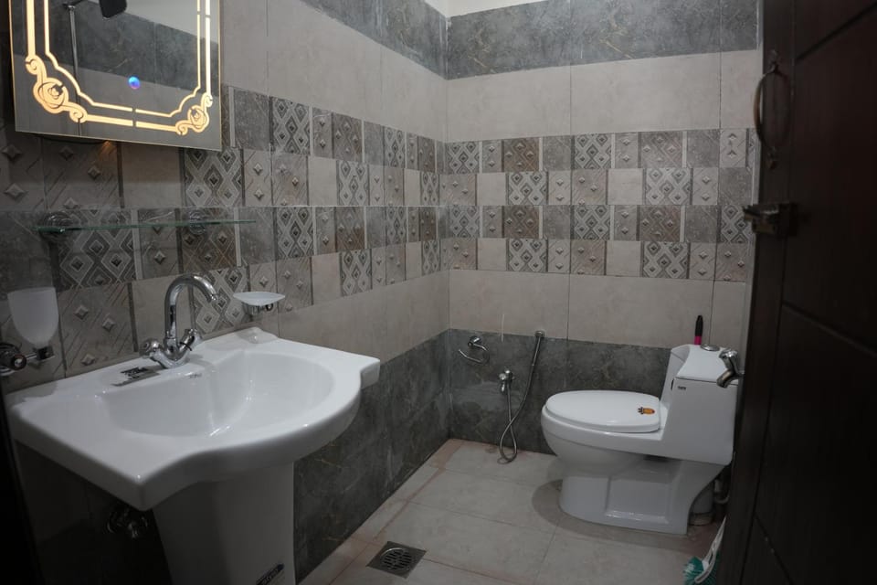 Shower, Toilet, Bathroom, Bath