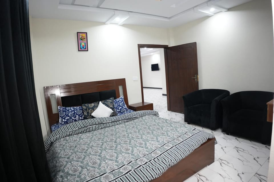 Bed, Living room, Photo of the whole room, Seating area, Bedroom