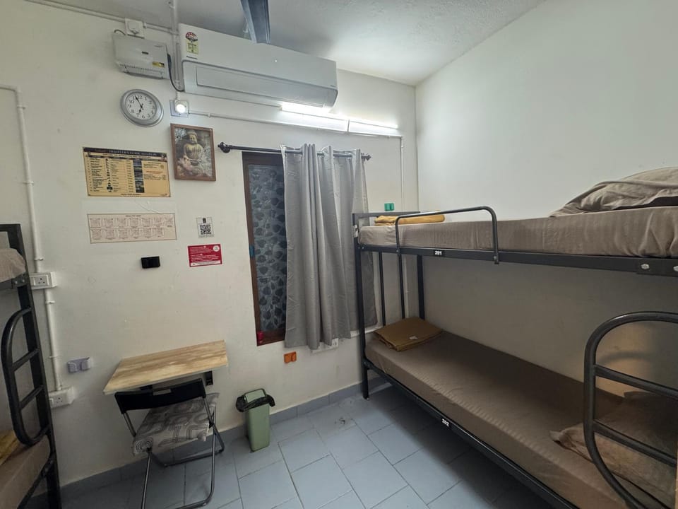 Bed, Photo of the whole room, bunk bed, air conditioner