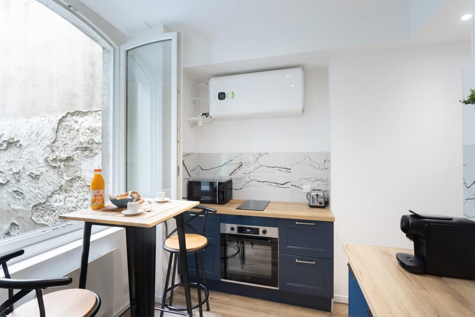 Kitchen or kitchenette, Dining area, minibar, oven, stove, toaster