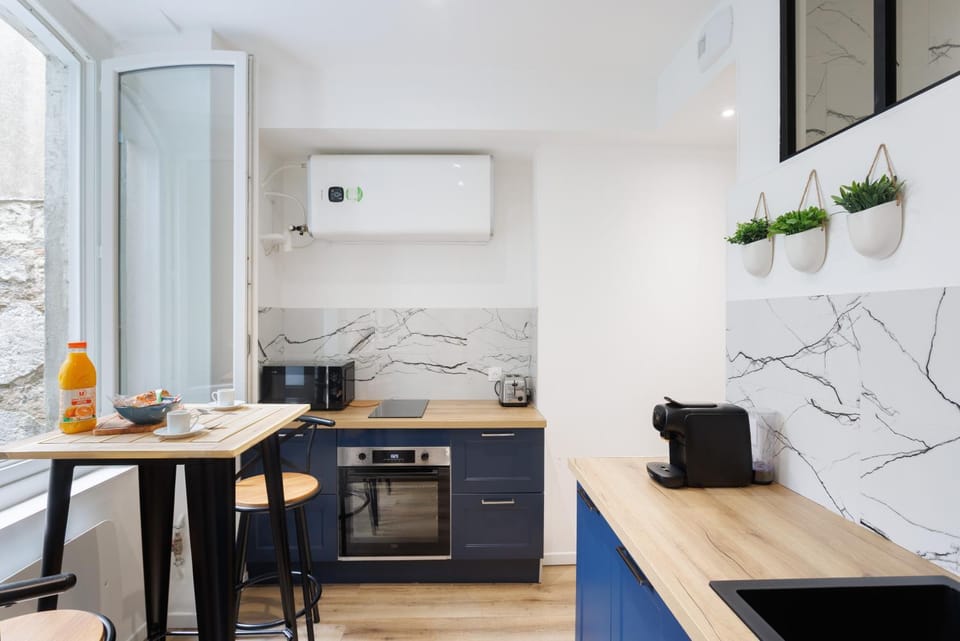 Kitchen or kitchenette, Dining area, minibar, stove
