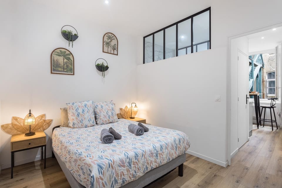Bed, Photo of the whole room, Bedroom, towels