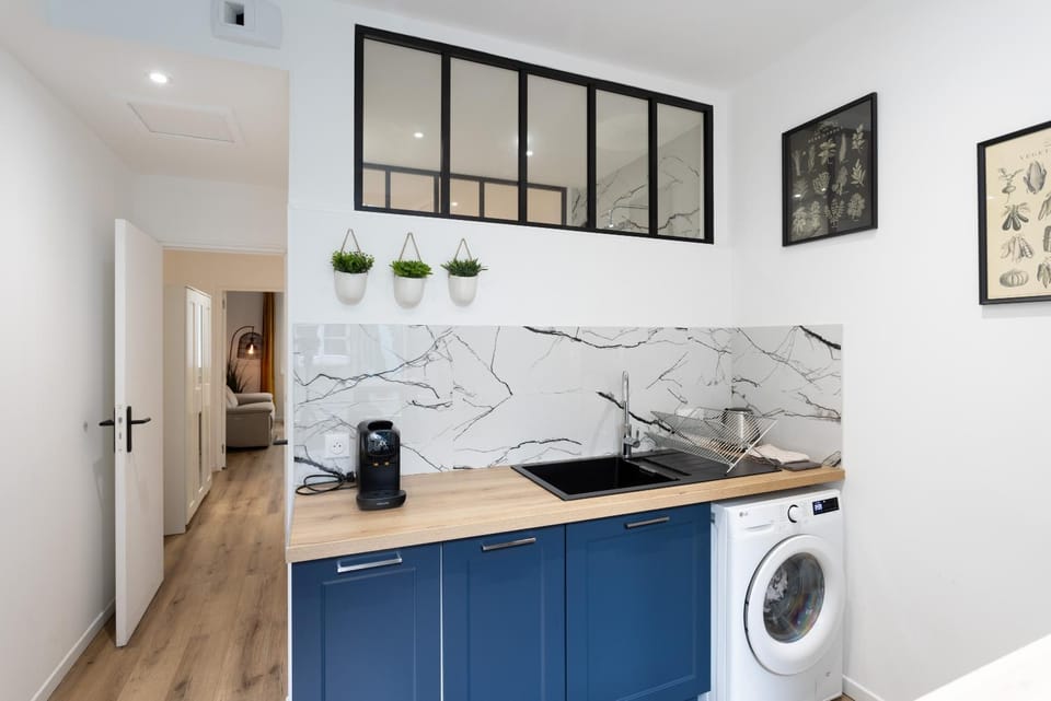 Kitchen or kitchenette, minibar, oven, stove, toaster, washing machine