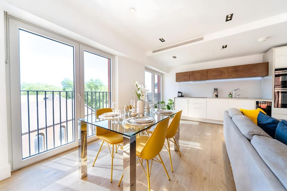 View (from property/room), Balcony/Terrace, Kitchen or kitchenette, Living room, Seating area, Dining area