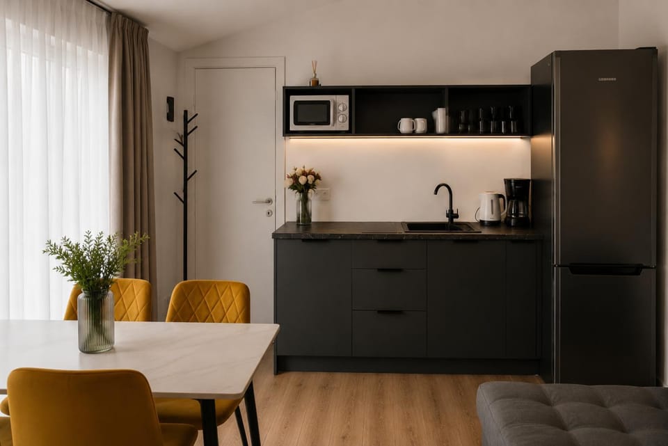 Coffee/tea facilities, Kitchen or kitchenette, microwave, kitchen