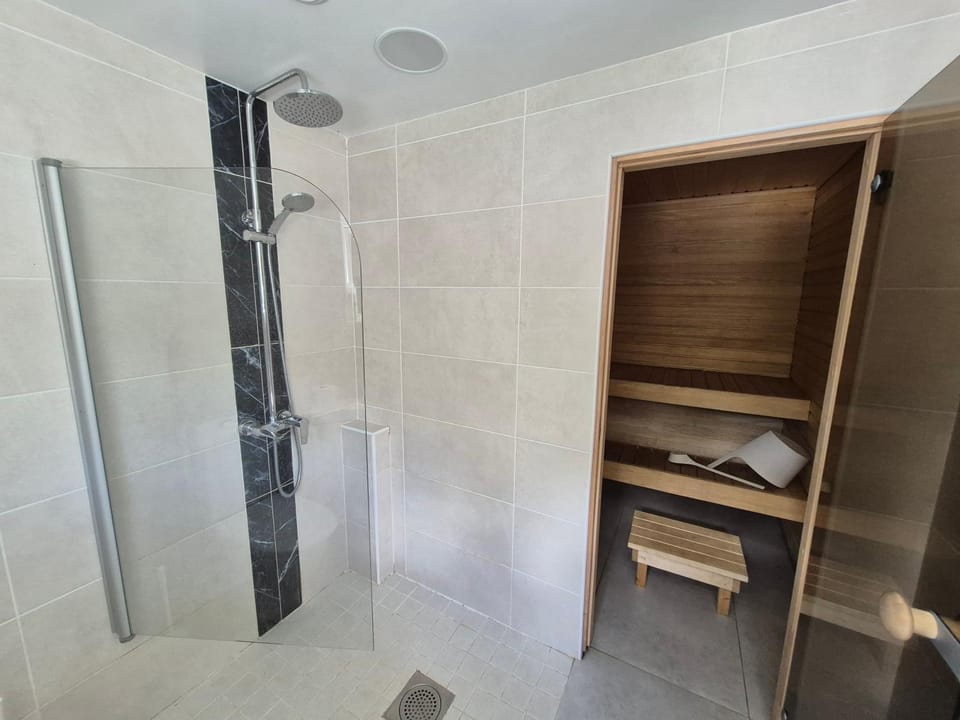 Shower, Sauna