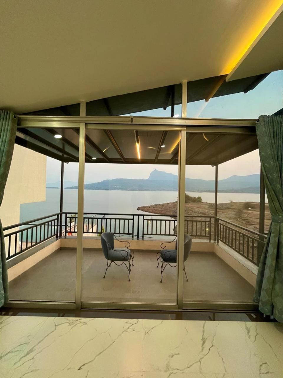 Luxury 4BHK Lakefront Villa Infinity Pool Pawna Villa in Maharashtra