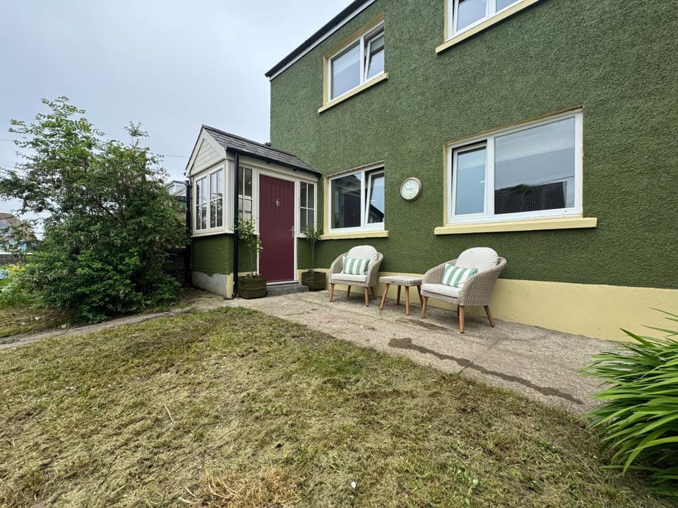 Llysawelon 2-Bed Cottage Sleeps 5 Pets Ok House in Llansteffan