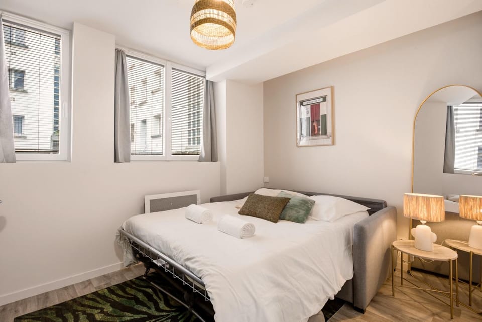 Bed, Photo of the whole room, Bedroom, towels