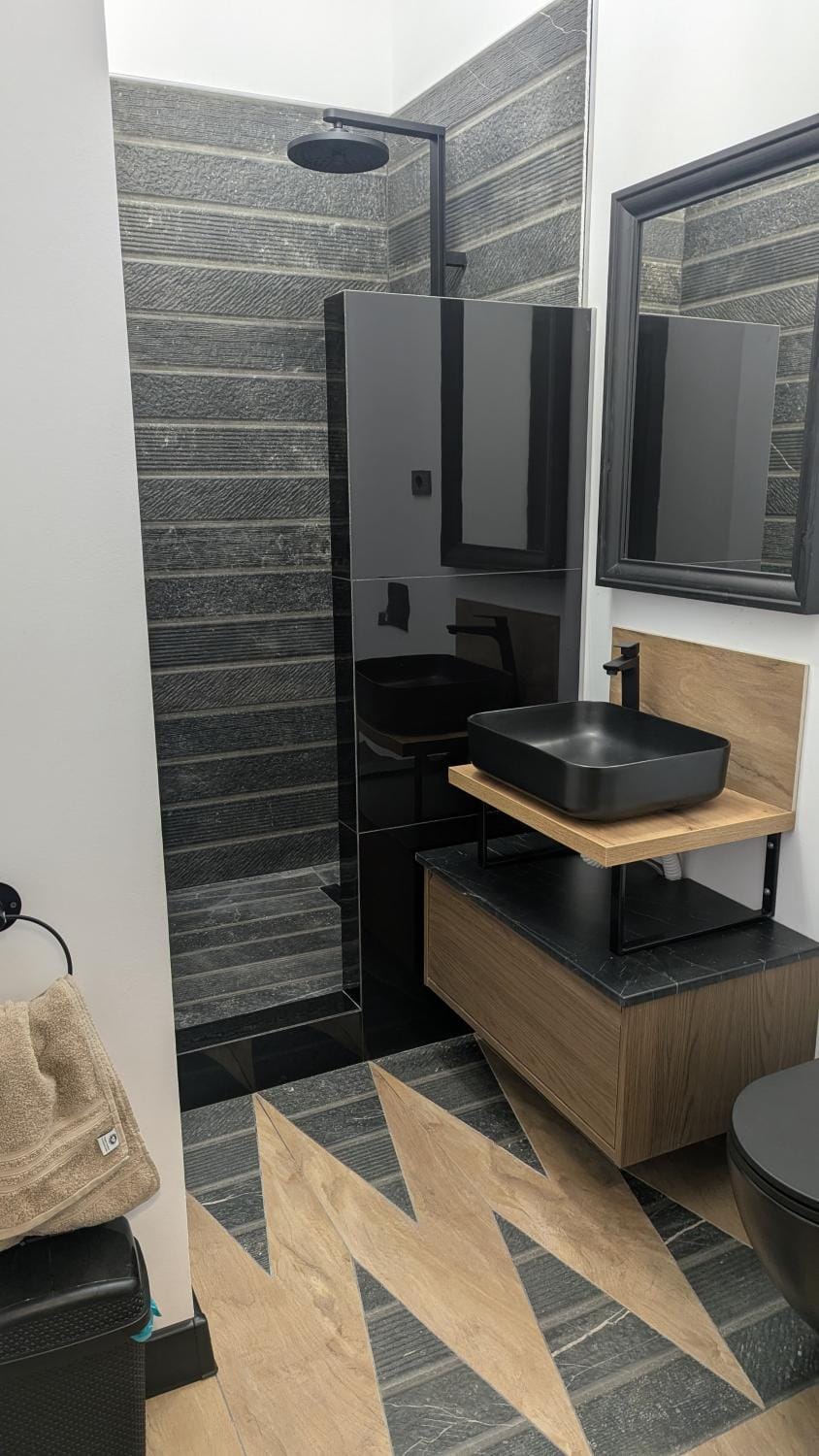 Alexandra's Black Central Residence Apartment in Romania