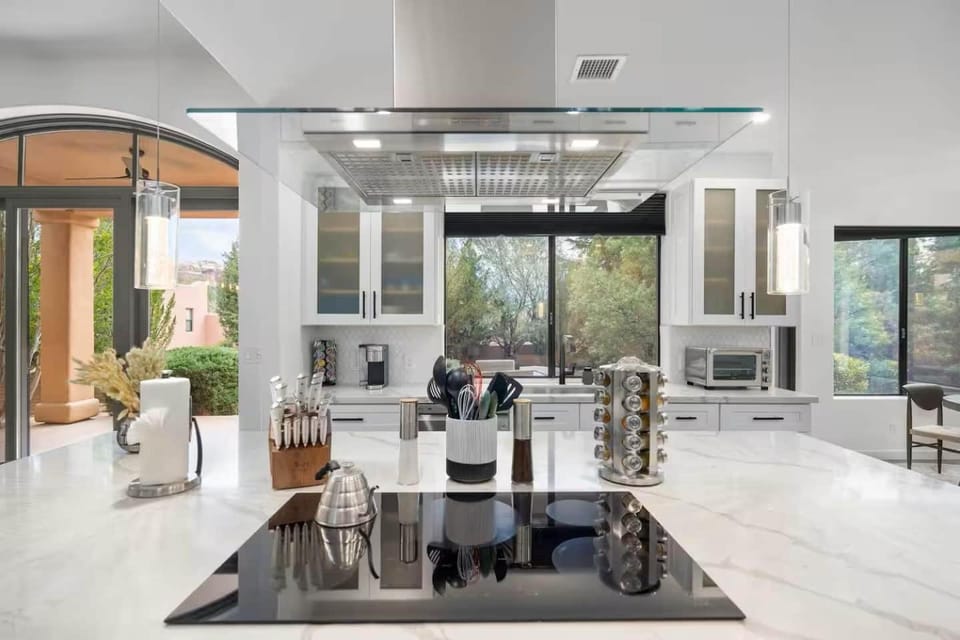 Chapel Showstopper! Walk to trails, Private yard House in Sedona