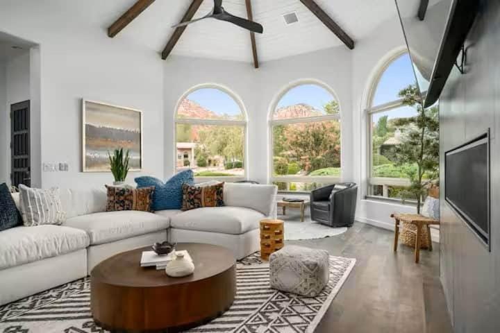 Chapel Showstopper! Walk to trails, Private yard House in Sedona