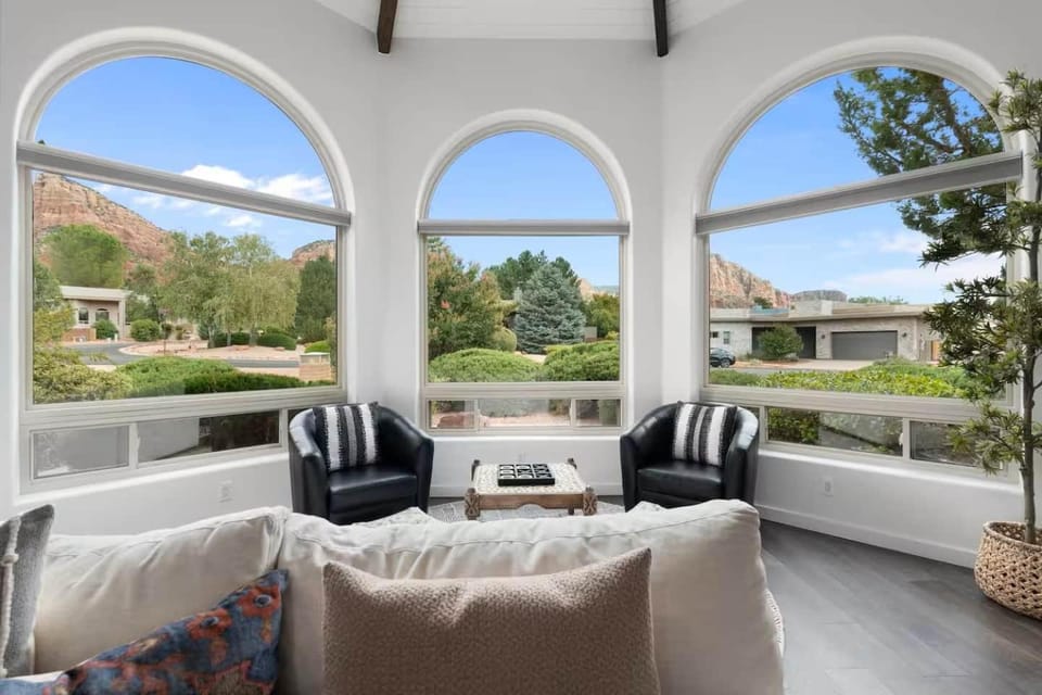 Chapel Showstopper! Walk to trails, Private yard House in Sedona