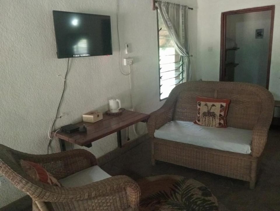 Bush River Safaris, Boat Cruise Fishing, Game Drives & Canoeing Apartment in Zimbabwe