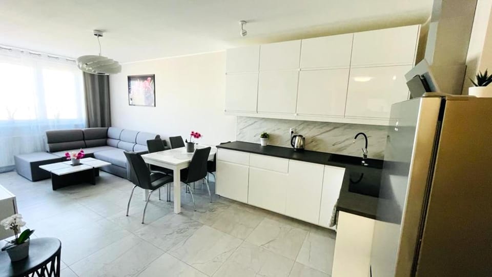 Kitchen or kitchenette, Living room, Seating area, Dining area