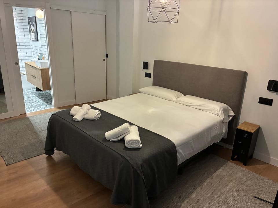 Bed, Photo of the whole room, Bedroom, towels