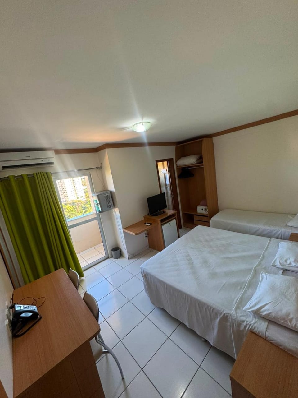 Bed, TV and multimedia, Photo of the whole room, Bedroom
