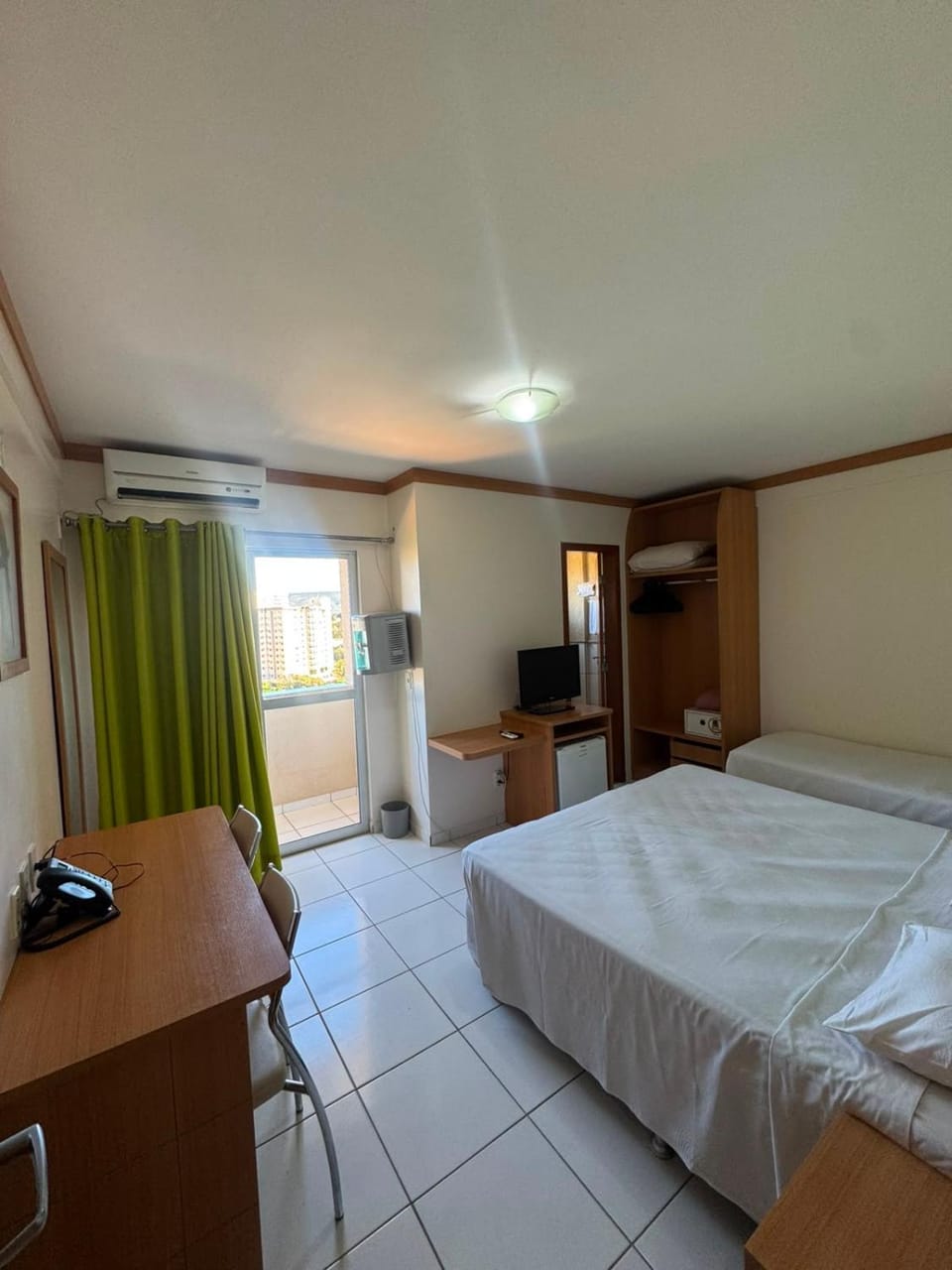 Bed, TV and multimedia, Photo of the whole room, Bedroom