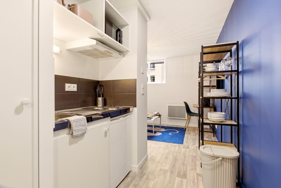 Kitchen or kitchenette, microwave, stove