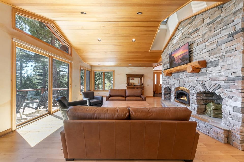 Vista Pines Lakeview by Tahoe Getaways - Luxury 4BR w Enclosed Yard House in Tahoe Vista
