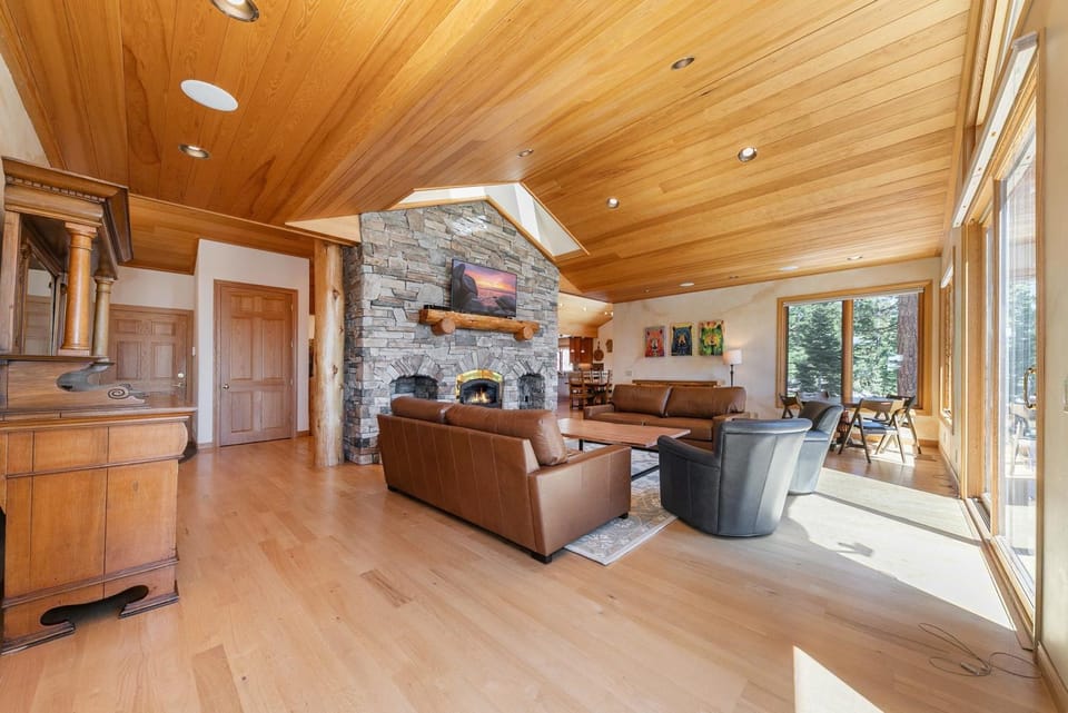 Vista Pines Lakeview by Tahoe Getaways - Luxury 4BR w Enclosed Yard House in Tahoe Vista