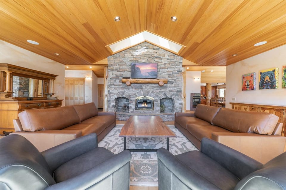 Vista Pines Lakeview by Tahoe Getaways - Luxury 4BR w Enclosed Yard House in Tahoe Vista