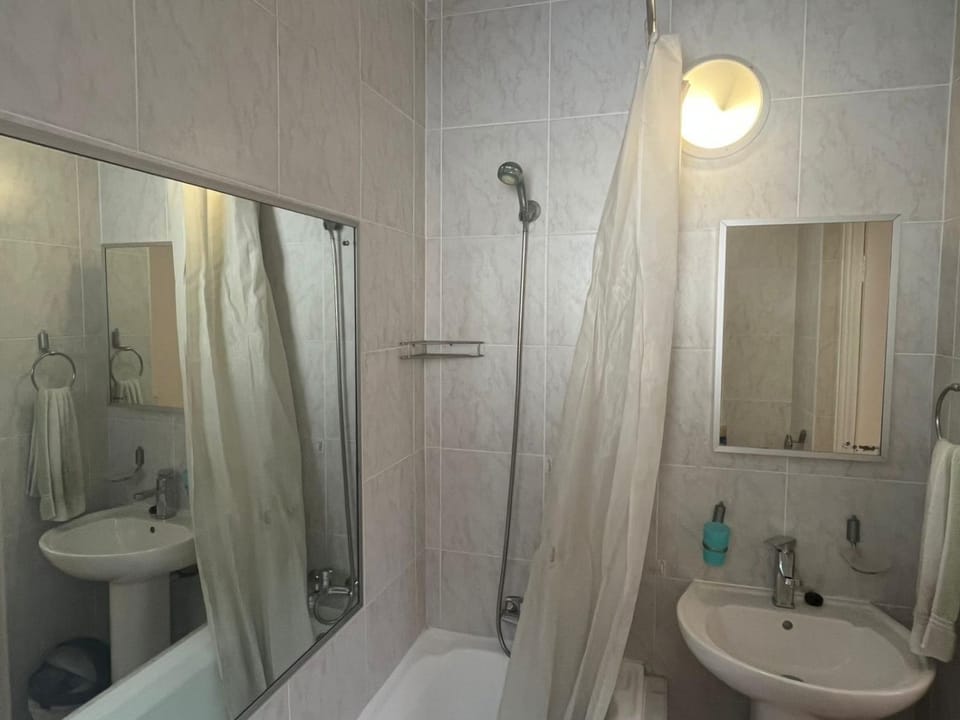 Shower, Toilet, Bathroom, Bath, towels