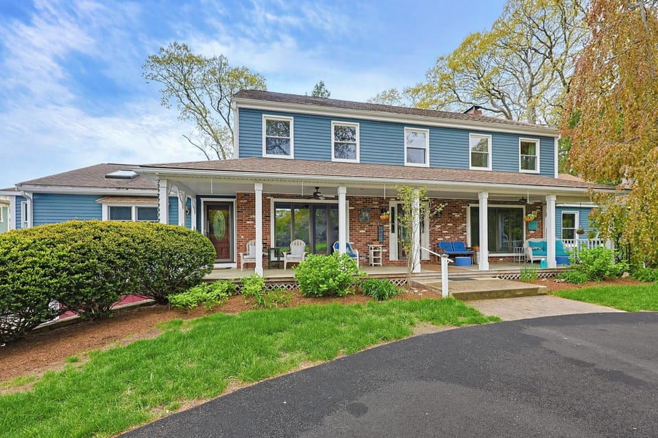 Property building, Patio, Facade/entrance, Neighbourhood, Garden, Parking