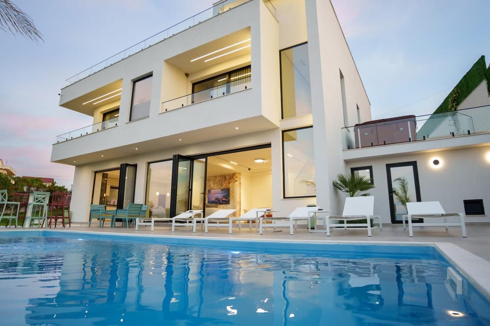 Property building, Swimming pool, sunbed
