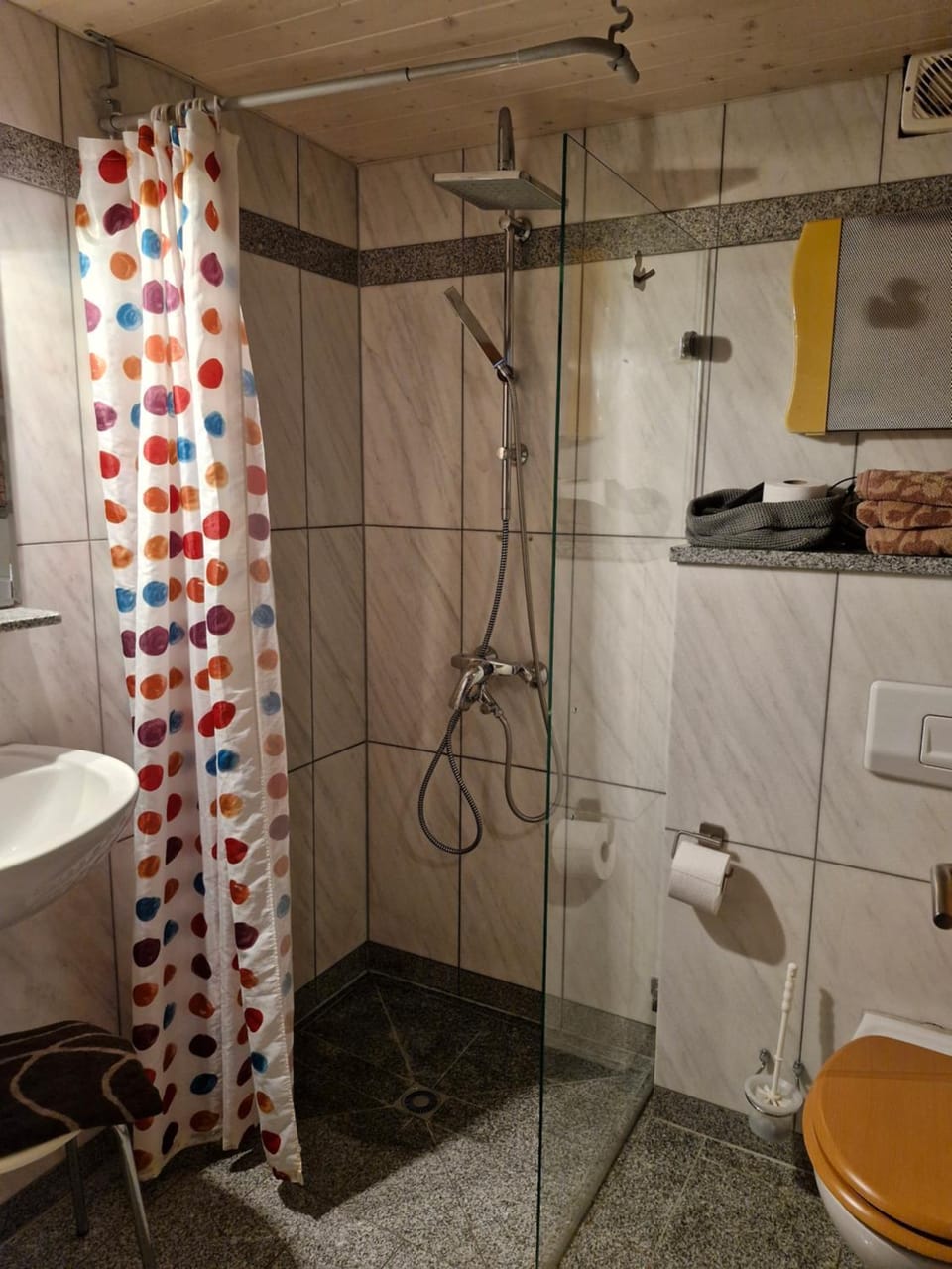 Shower, Toilet, Bathroom, towels