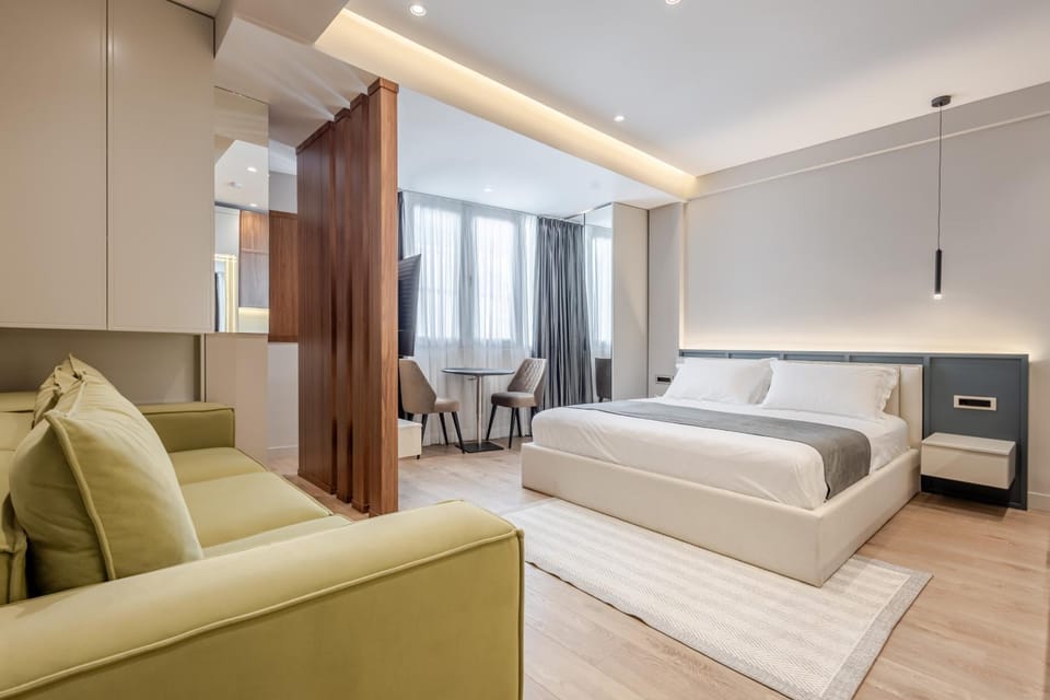 Bed, Photo of the whole room, Seating area, Bedroom
