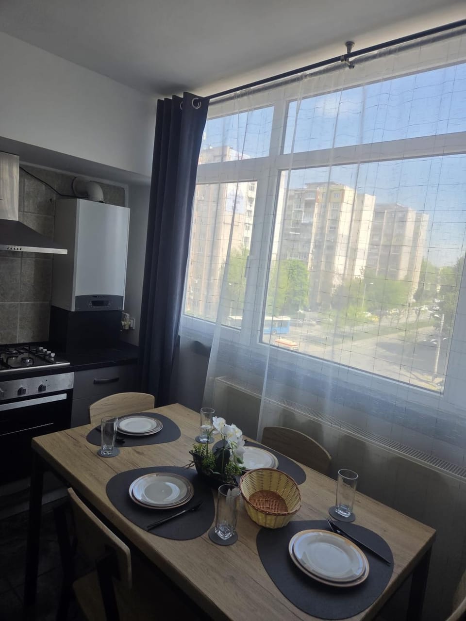 Kitchen or kitchenette, Dining area