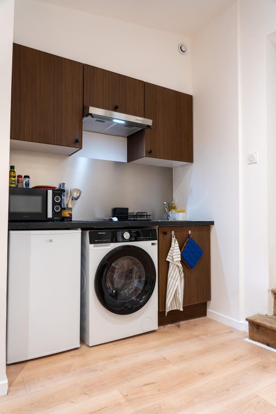 Kitchen or kitchenette, stove, washing machine, dryer