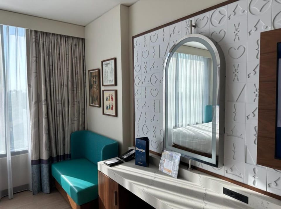 Bed, TV and multimedia, Living room, Photo of the whole room, Seating area, Bedroom, hair dresser