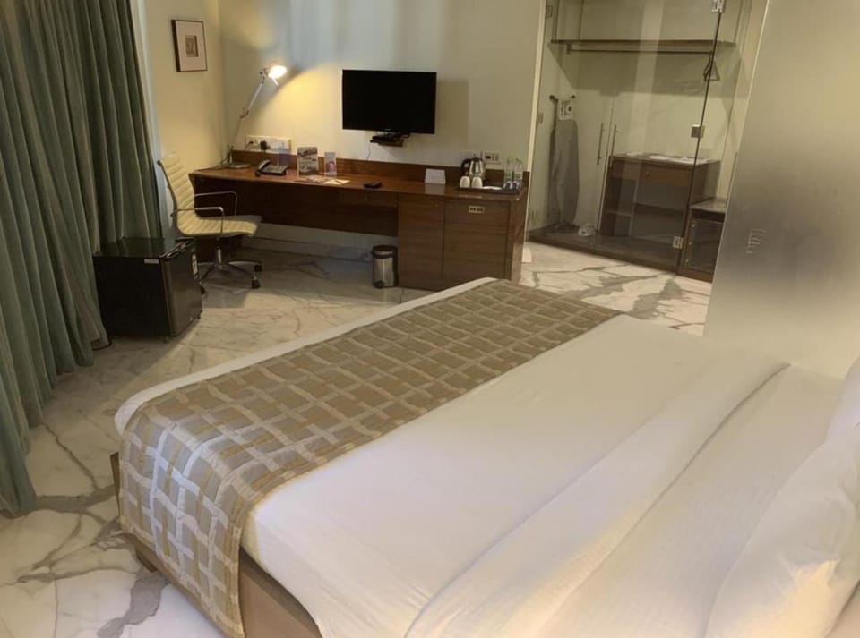 Communal lounge/ TV room, Bed, TV and multimedia, Photo of the whole room, Evening entertainment, Bedroom, hair dresser