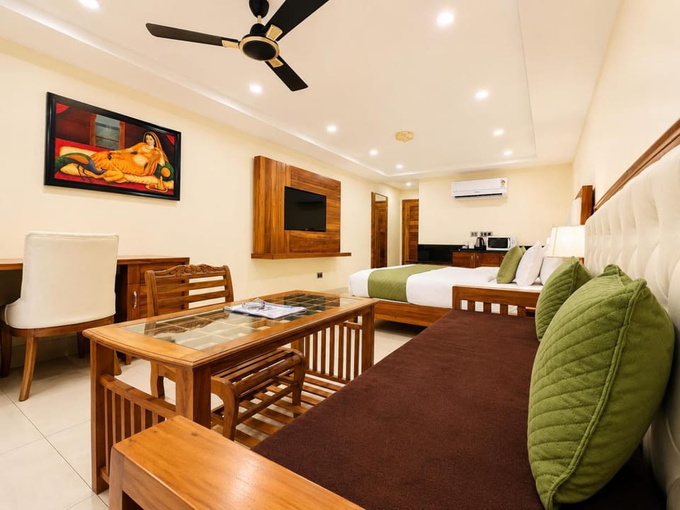 Kitchen or kitchenette, Photo of the whole room, Seating area, Dining area, Evening entertainment, Bedroom