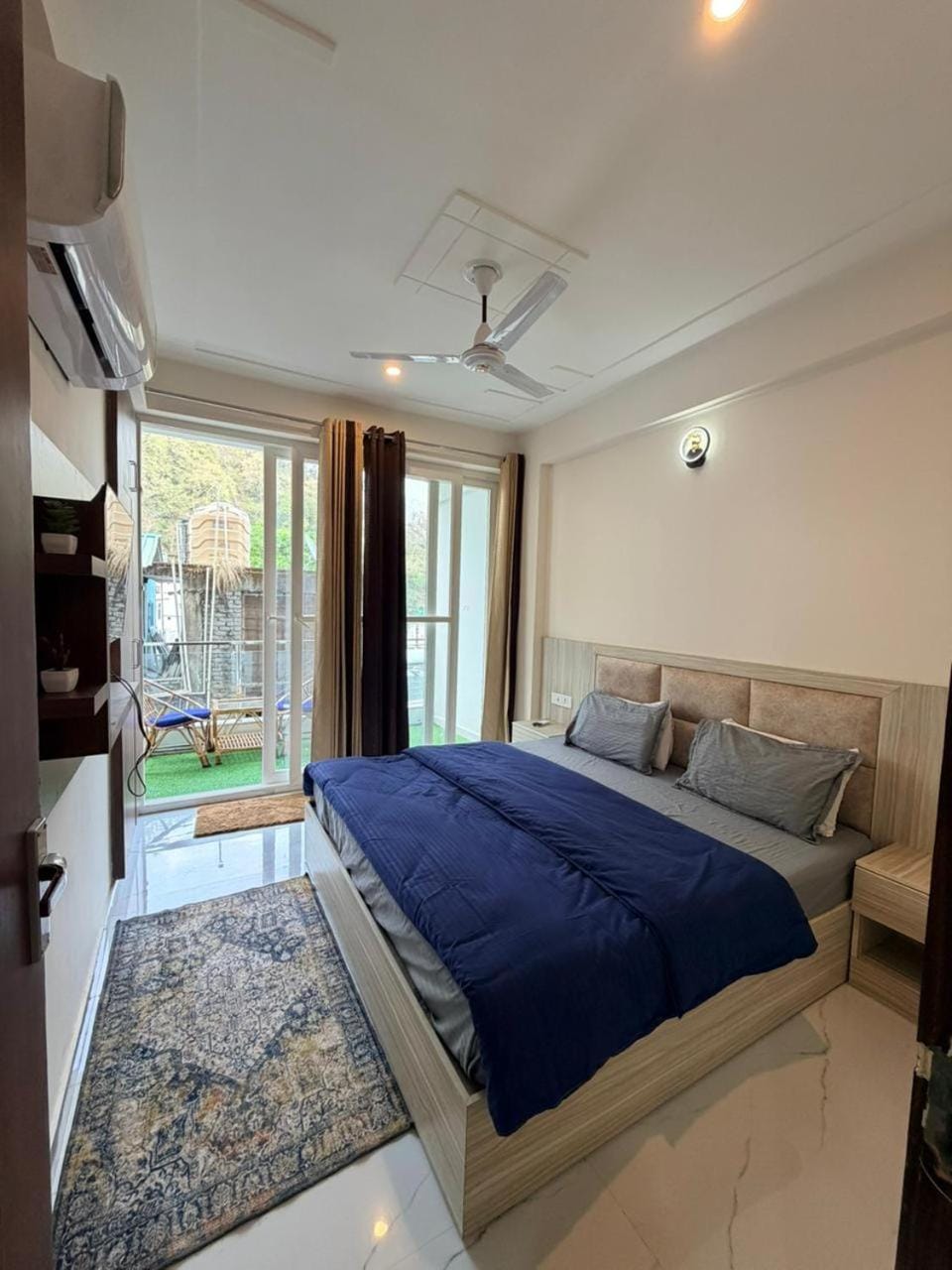 Property building, Balcony/Terrace, Bedroom