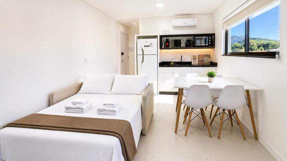 Bed, TV and multimedia, Kitchen or kitchenette, Photo of the whole room, Seating area, Bedroom, minibar, oven
