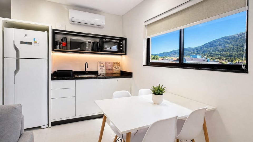 Kitchen or kitchenette, Dining area, Mountain view, minibar, oven, stove, air conditioner