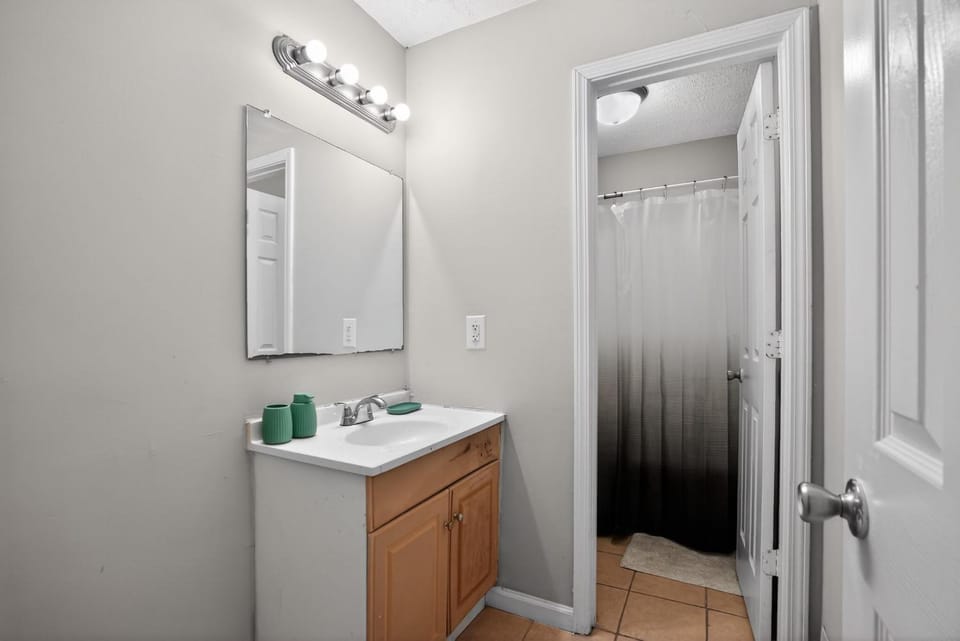 Spacious 2BR with 15 baths, modern living Apartment in Riverdale