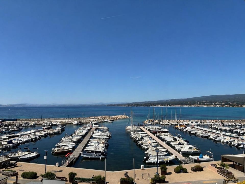 Apartment with stunning sea views Apartment in La Cadière-d'Azur