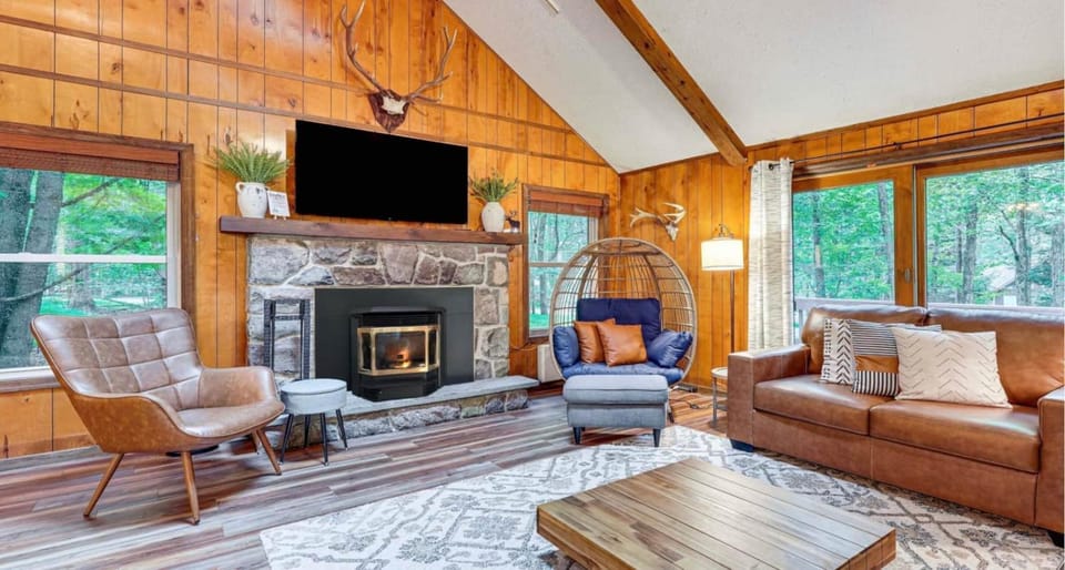 Pine Loch, the perfect Pocono Mountains getaway House in Lake Naomi