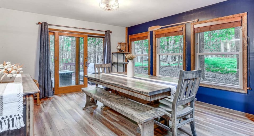 Pine Loch, the perfect Pocono Mountains getaway House in Lake Naomi